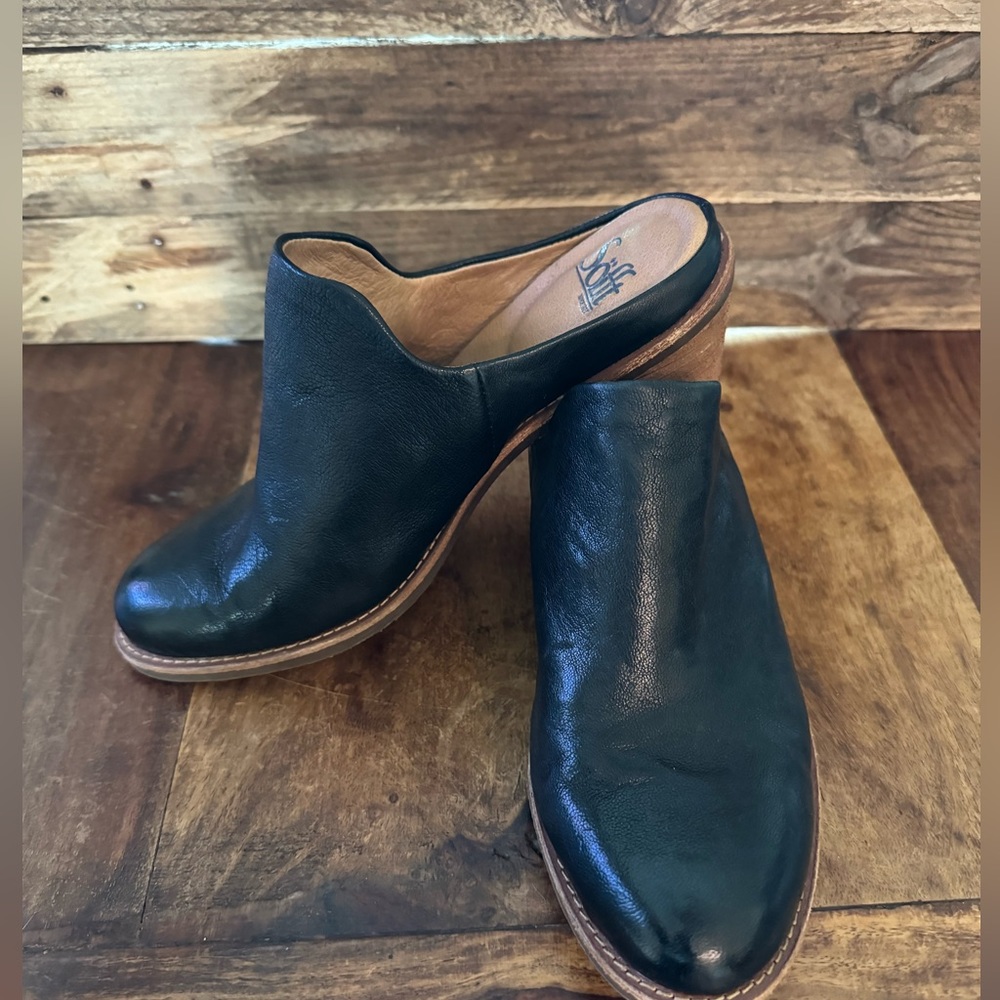 Black leather Sofft Ameera clog